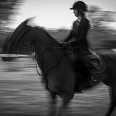 Amazona galopando, cavalo em movimento